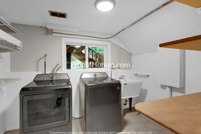 Building Photo - Stylish Updated Four Bedroom Home in Beaverton!