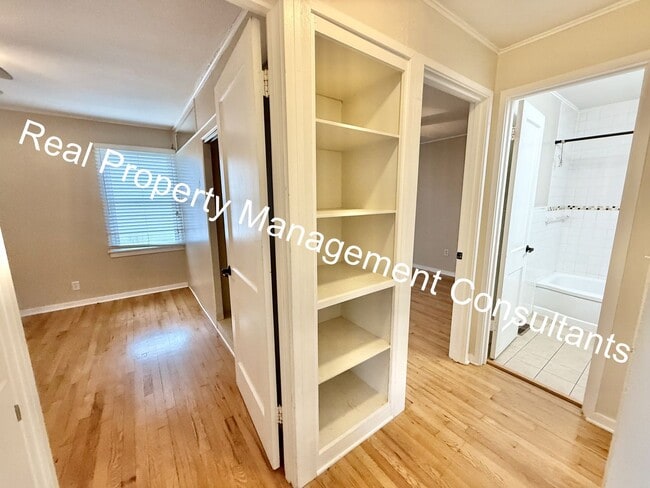 Building Photo - 3-Bedroom Home Near Downtown Overland Park!