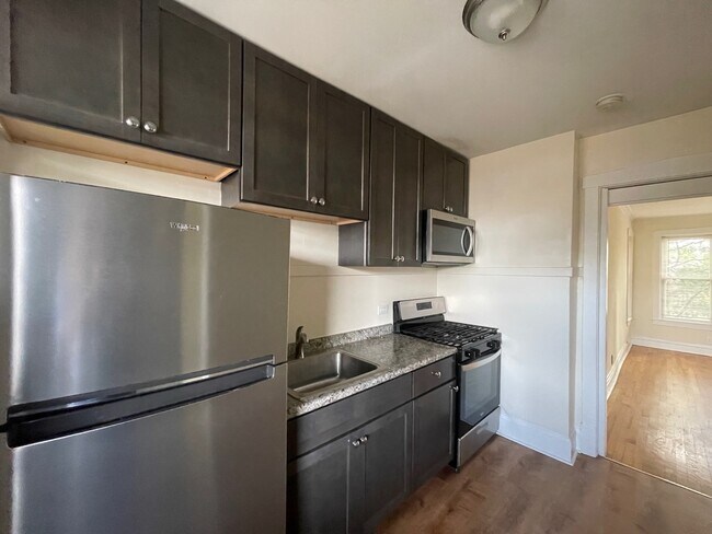 Building Photo - 2536 W Thorndale Ave
