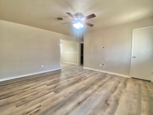 Building Photo - Great 3 bed 2bath 1 car garage now available