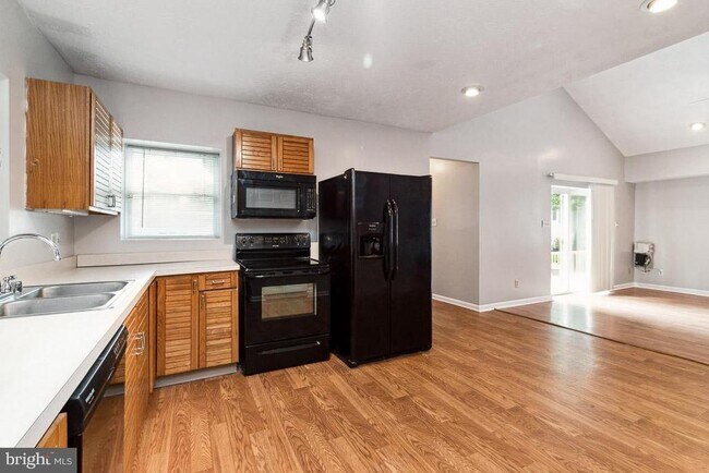 Building Photo - 315 South Dr