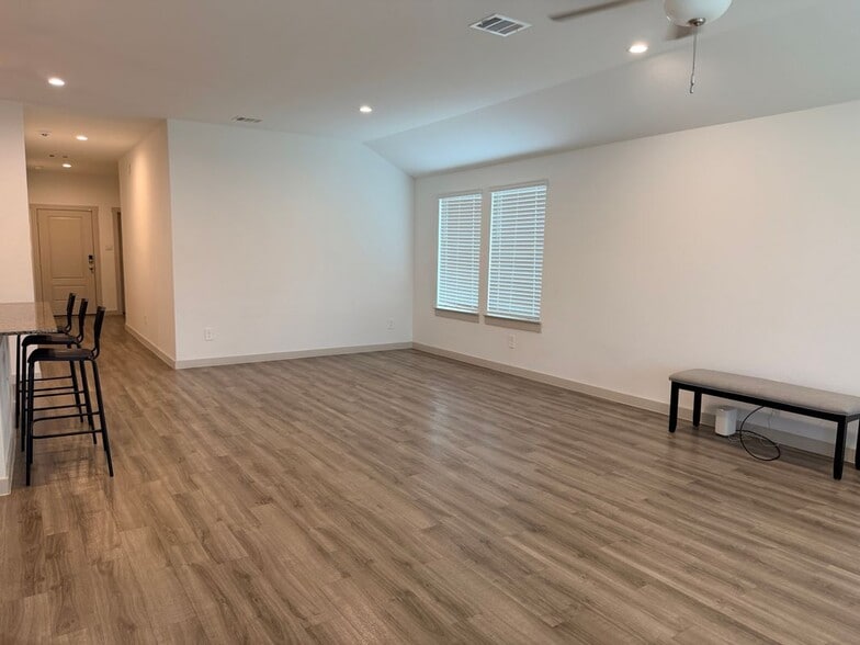 Building Photo - 9834 Palm Royal Dr