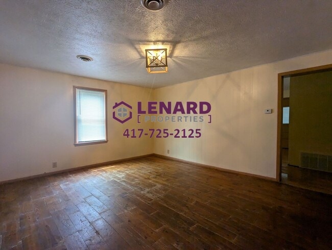 Building Photo - Cozy 2 Bedroom House!