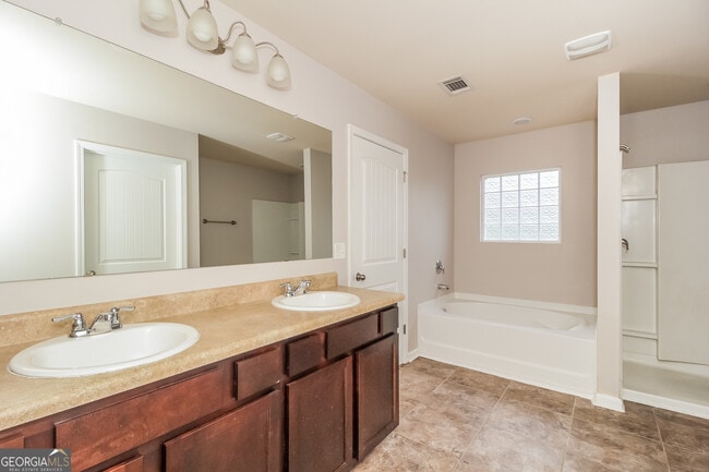 Building Photo - 2944 S Hills