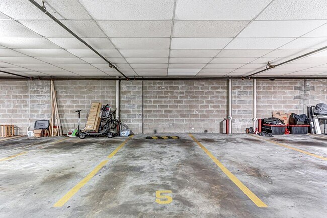 Building Photo - 416 68th St