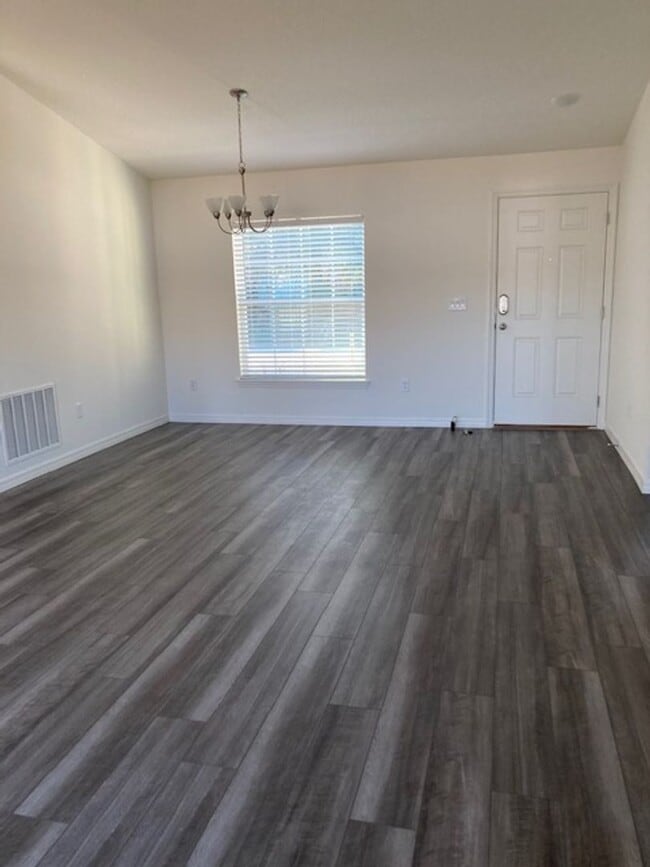 Building Photo - Like new 3/2/2 with screened in porch! Located close to the beach, shopping, parks and so much mo...