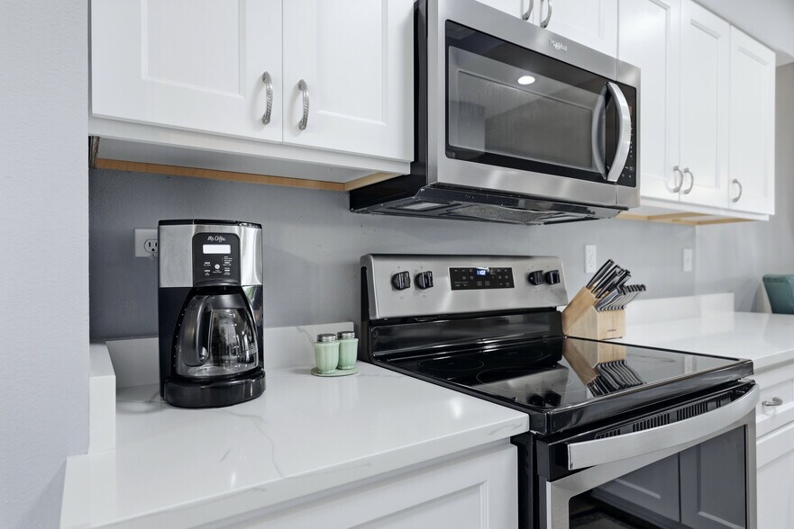 Building Photo - 8951 Veranda Way