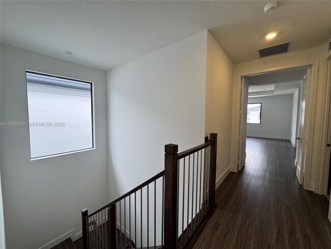 Building Photo - 19749 NE 16th Pl