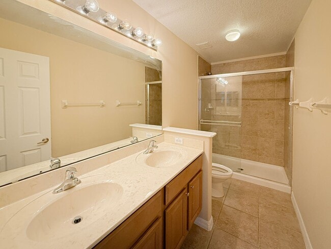Building Photo - 3/2.5 in Hawthorne Glen - New carpet and p...