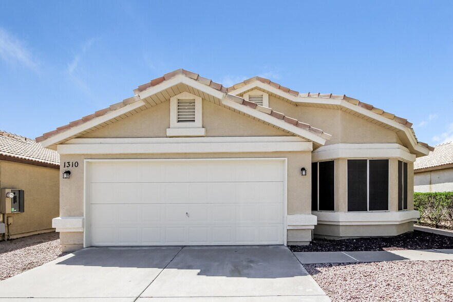Primary Photo - 1310 N Blackstone Dr