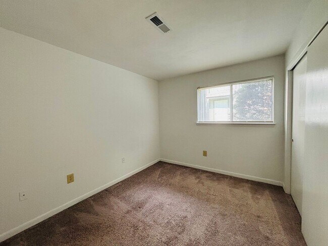 Building Photo - 833 Claytor Square
