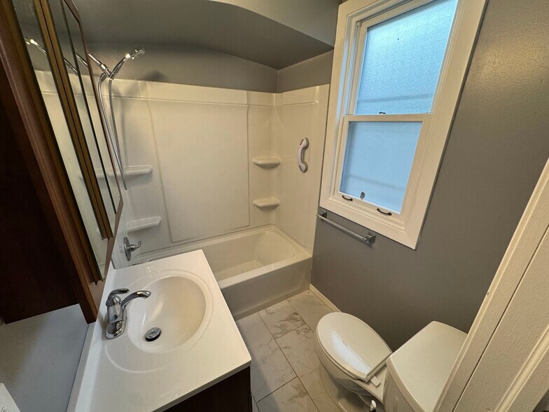Building Photo - 3927 S Clement Ave