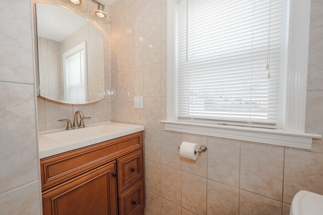 Building Photo - 154 Manning St