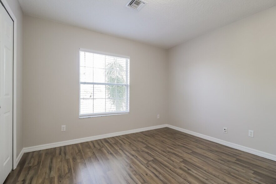 Building Photo - 395 Lancer Oak Dr