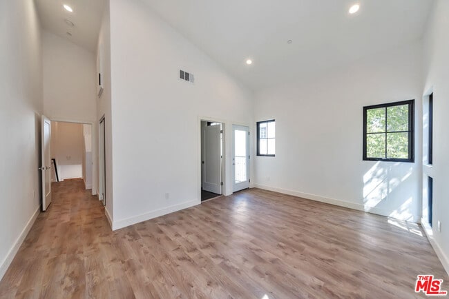 Building Photo - 1022 Masselin Ave