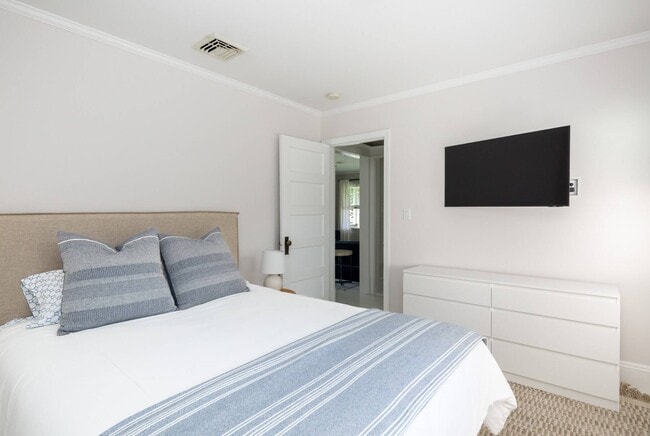 Building Photo - 15 Maidstone Ave