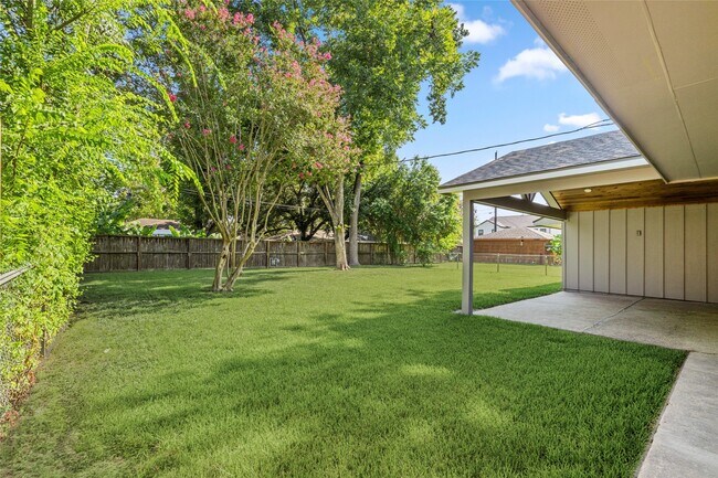 Building Photo - 9606 Pine Lake Dr