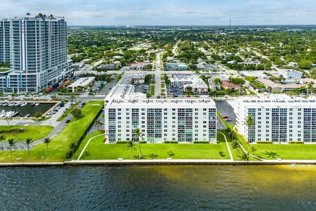 Building Photo - 301 Lake Shore Dr