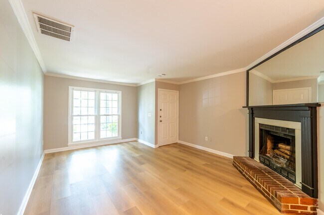 Building Photo - 2496 Leeshire Rd