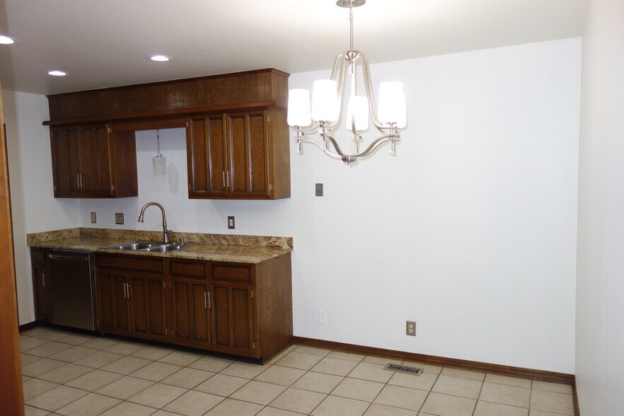 Building Photo - 7108 S Indianapolis Ave