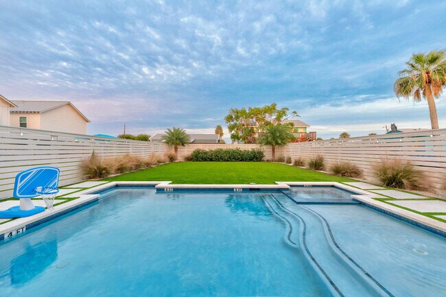 Building Photo - 119 6th St