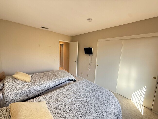 Building Photo - 3 Bedroom Condo available in Arroyo Grande