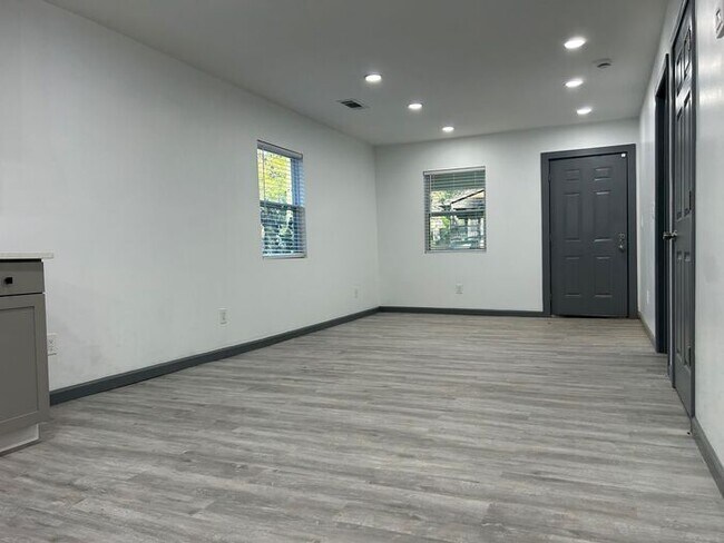 Building Photo - Oakland City 3 Bed/2 Bath, Beautifully Remodeled with Lovely Chefs Kitchen!