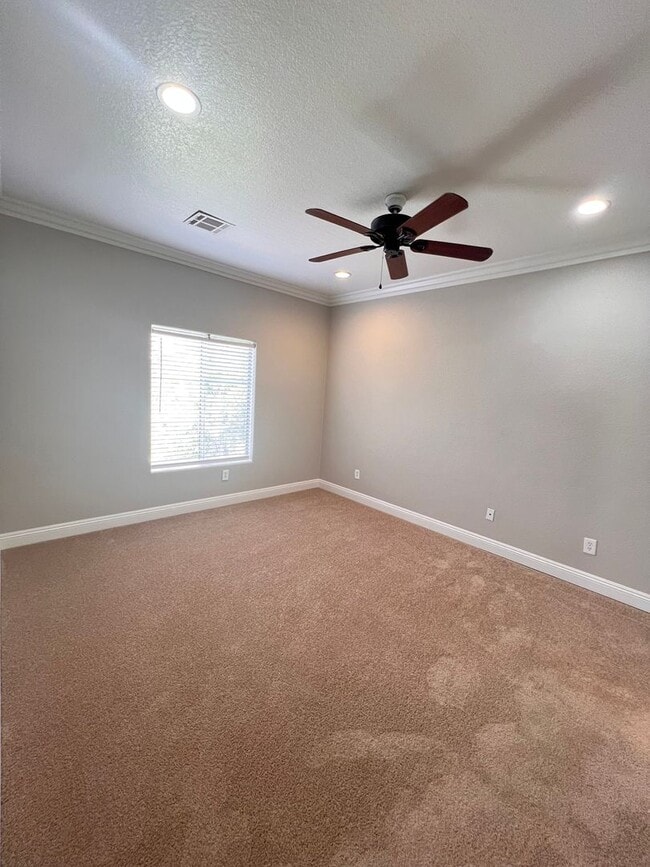 Building Photo - Gated / Mountain Views / $500 Off First Month
