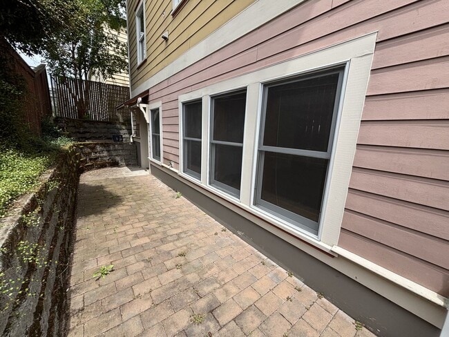 Building Photo - 431thompson