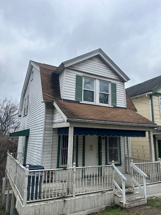 Building Photo - 2 Bedroom House - Available Now!