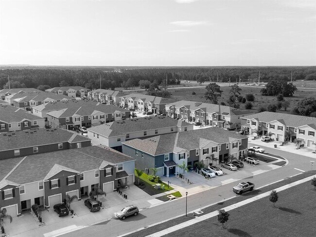 Building Photo - 2910 Boxwood Grove Row