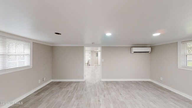 Building Photo - 1255 Central Dr