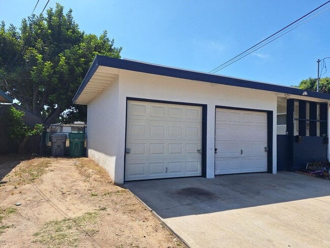 Building Photo - Beautifully Renovated 3-Bedroom, 1-Bath Duplex in Clairemont
