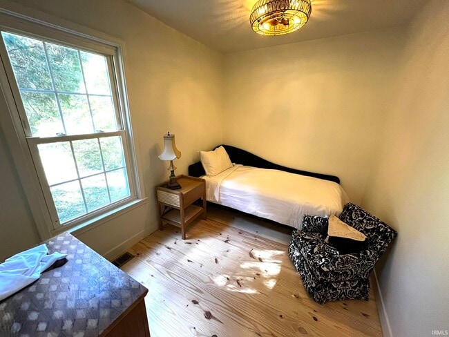 Building Photo - 624 Monroe St