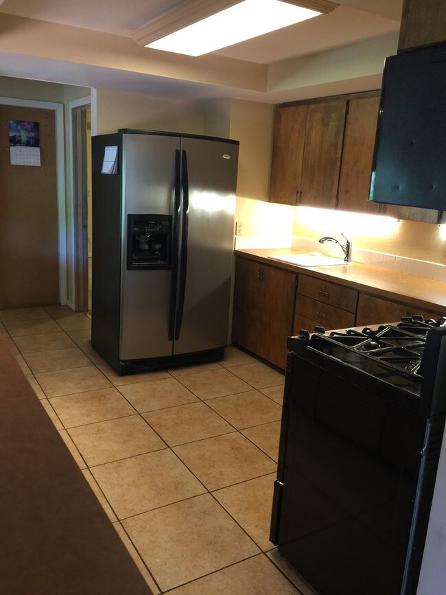 Building Photo - 817 E Jewett Blvd