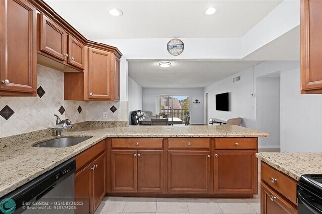 Building Photo - 2960 Riverside Dr