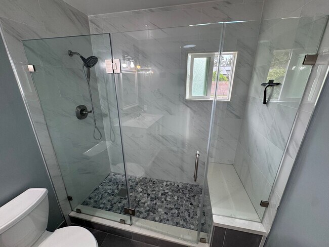 Building Photo - Beautiful 3 bedroom 2 bath Pool Home...  this one is a SHOW STOPPER