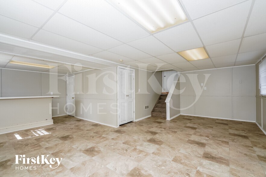 Building Photo - 5821 Buck Rill Dr