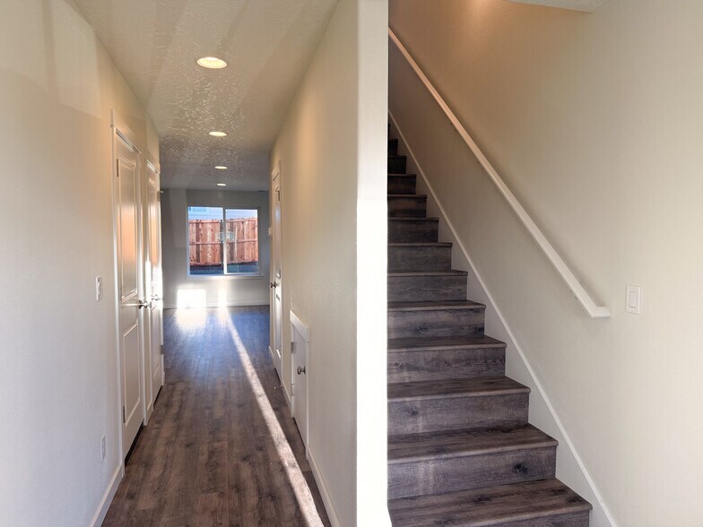 Building Photo - 507 NW Hillcrest Dr