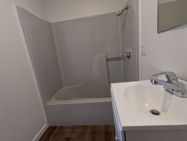 Building Photo - Spacious Updated 3 Bedroom Home