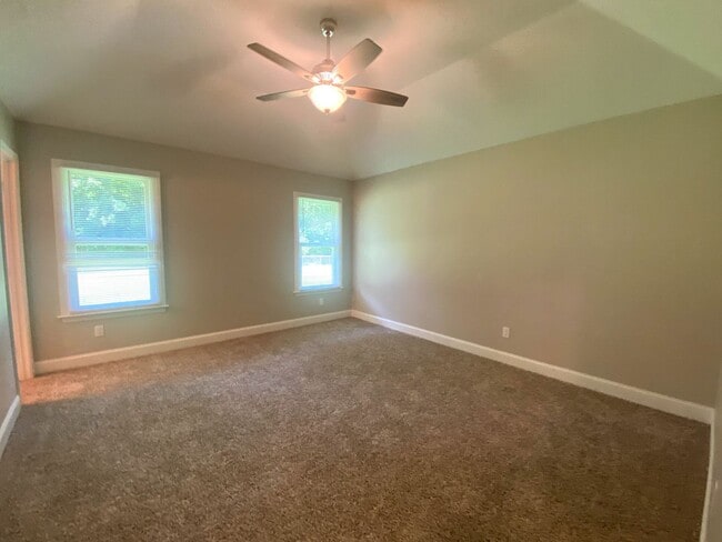 Building Photo - 4 bed, 2 bath spacious home on large lot i...