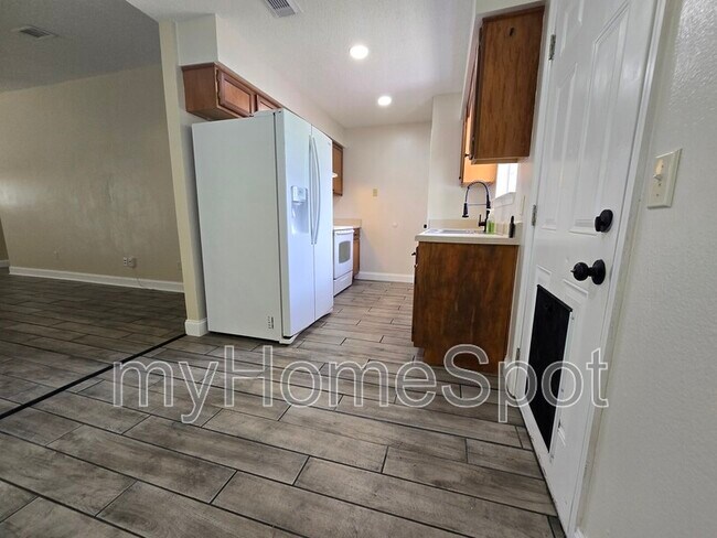 Building Photo - 8900 Forest Oak Dr
