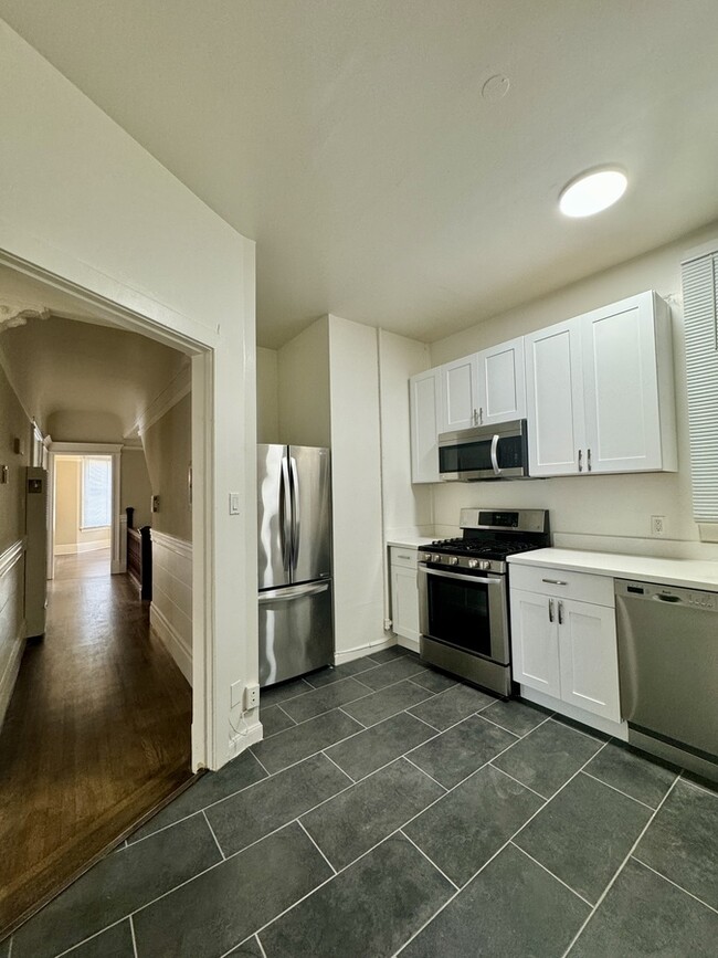 Building Photo - Renovated FLAT w/ laundry in the HEART of ...