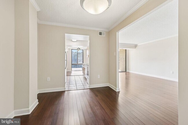 Building Photo - 4500 S Four Mile Run Dr