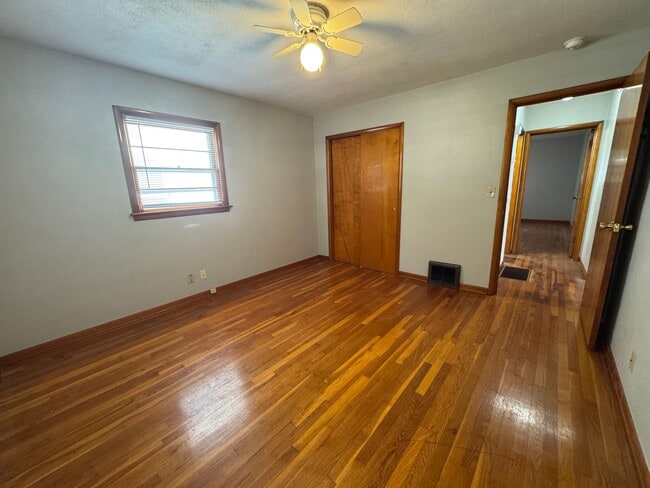Building Photo - Home Sweet Hardwood: Charming 2 Bed/1 Bath...