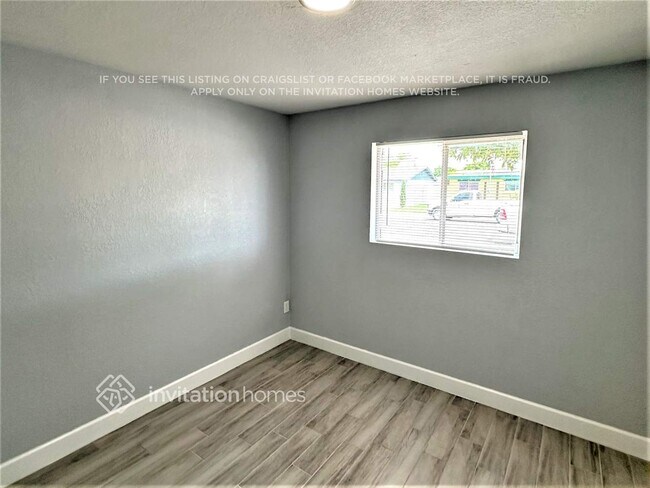 Building Photo - 3017 W Laurel Ln
