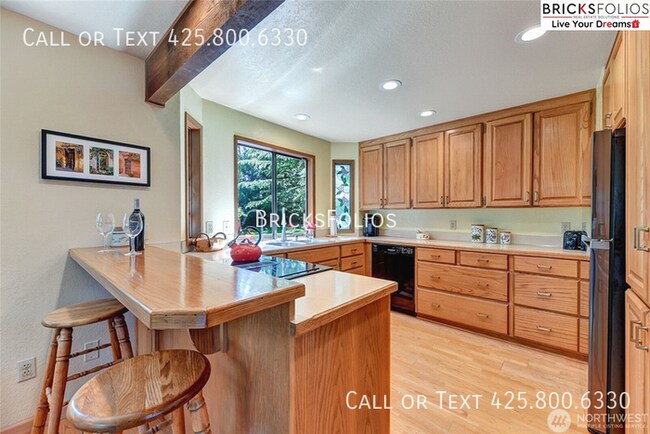 Building Photo - Remarkable Redmond Home - Walk to Microsoft and Parks!