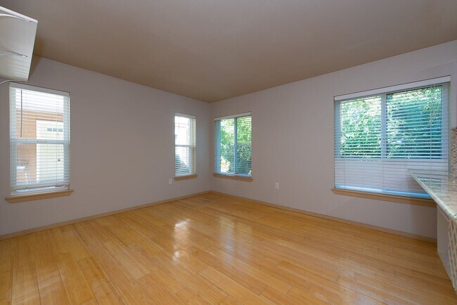 Building Photo - 5551 Lakemont Blvd SE