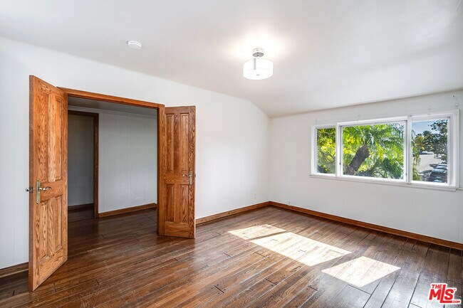 Building Photo - 2924 Manning Ave