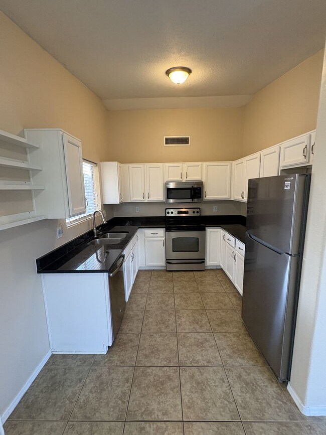 Building Photo - Move in ready east side rental